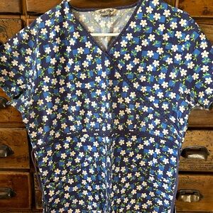 flower print scrubs good condition size small with tie back from comfy cottons!